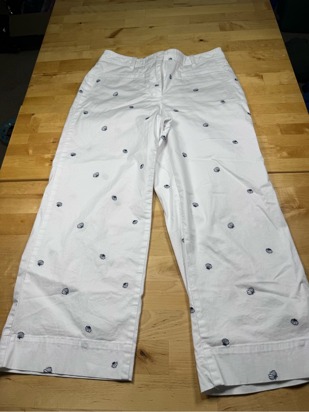Talbots White Wide Cropped Leg Pants with Seashell Motif